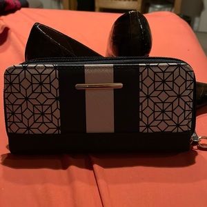 Wristlet 8x3 3/4 NWOT very roomy